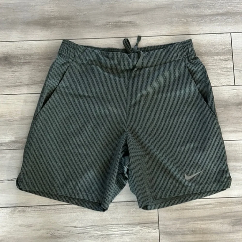 Nike womens green patterned drawstring shorts size medium